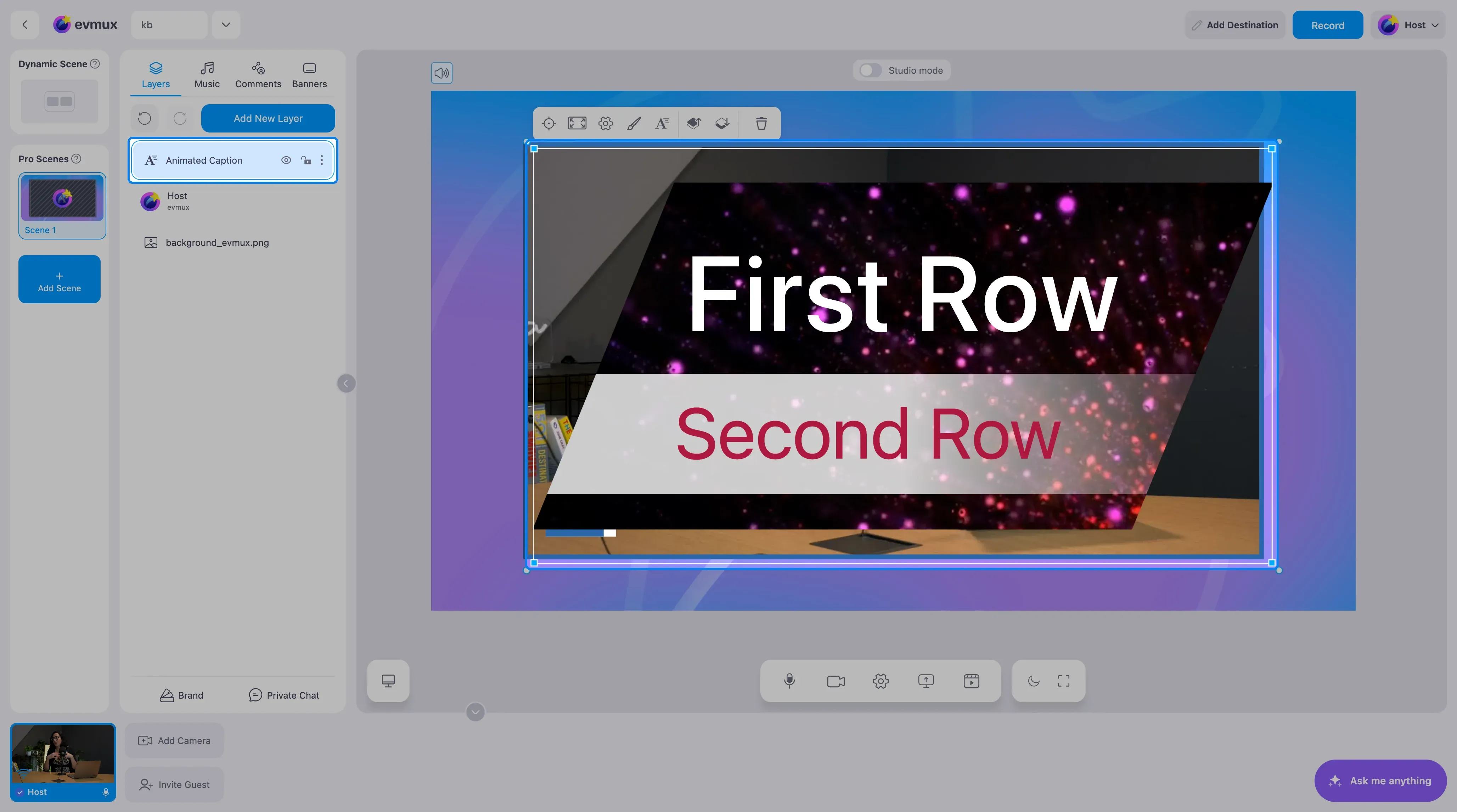 Uma nova camada Animated Caption na cena mostrando First Row e Second Row no estilo padrão, com a linha da camada e a legenda em destaque
