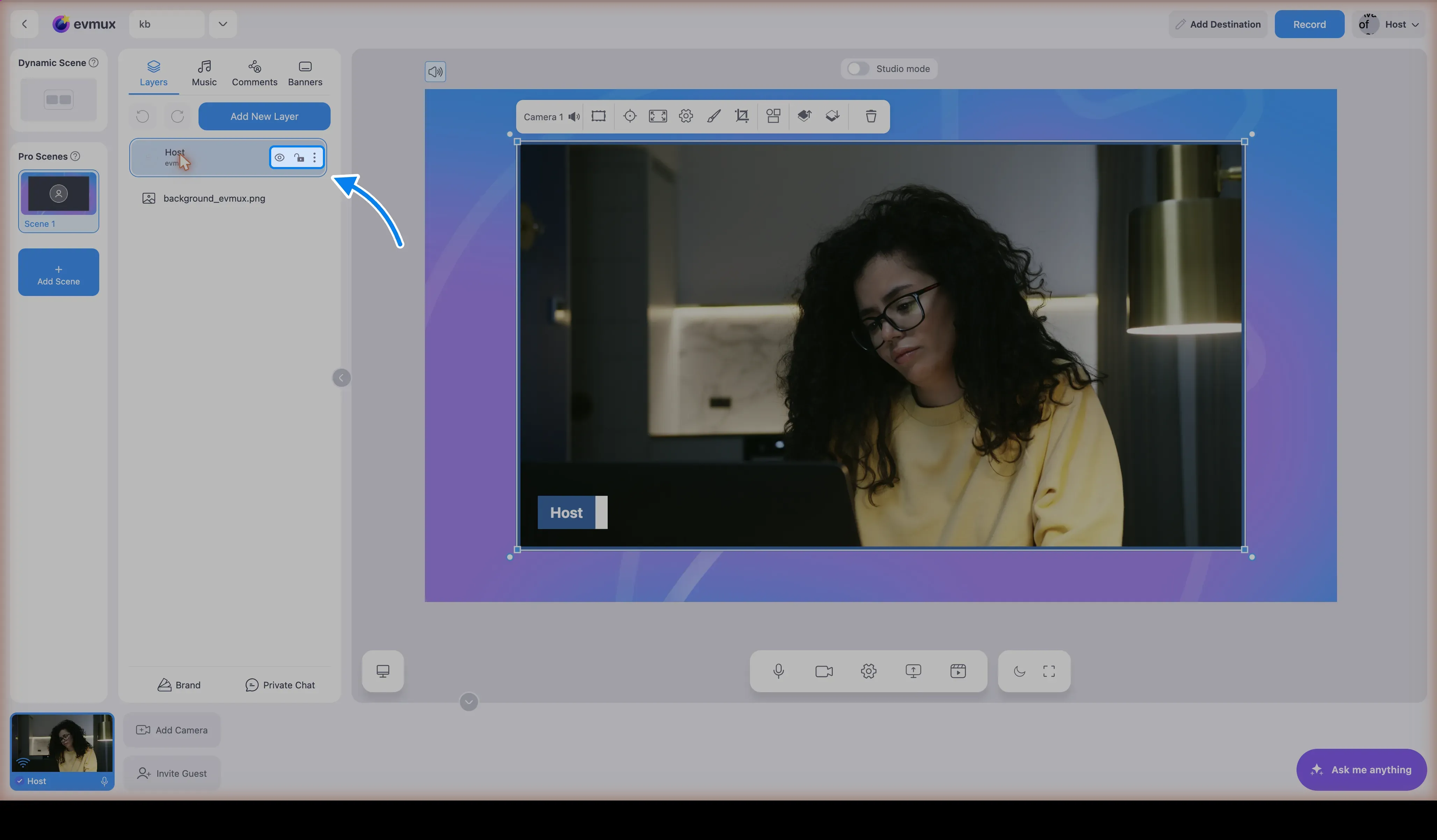 Uma linha de camada selecionada no painel Layers com os ícones de olho, cadeado e três pontos indicados; os ícones aparecem na linha selecionada ou ao passar o mouse