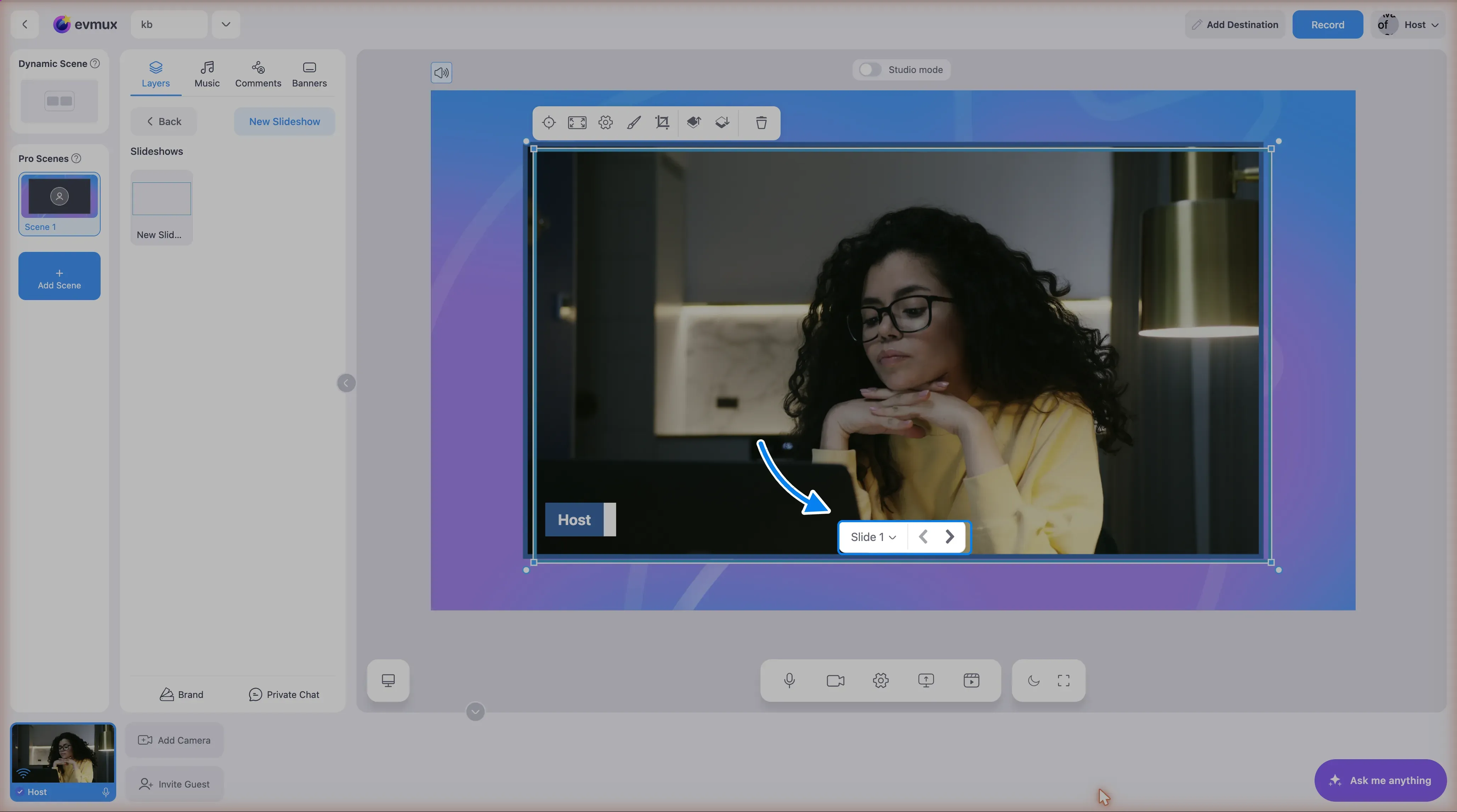 Uma camada de apresentação de slides na cena com a barra de controle destacada na parte inferior direita: o seletor de slides e as setas de anterior e próximo