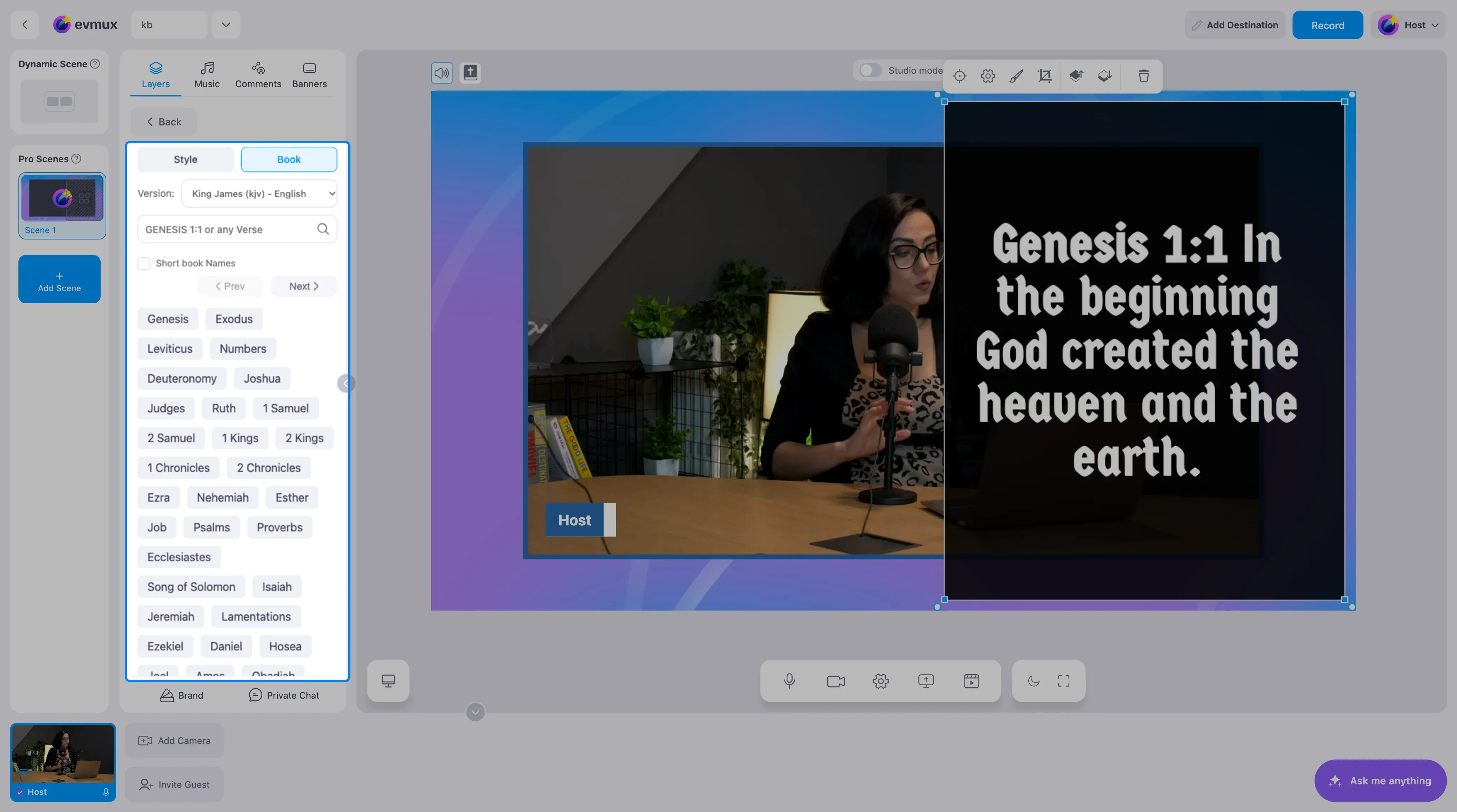 O widget Holy Bible mostrando Gênesis 1:1 na cena, com o painel de configurações em destaque: menu de versões, busca de referência, Prev e Next e a lista de livros