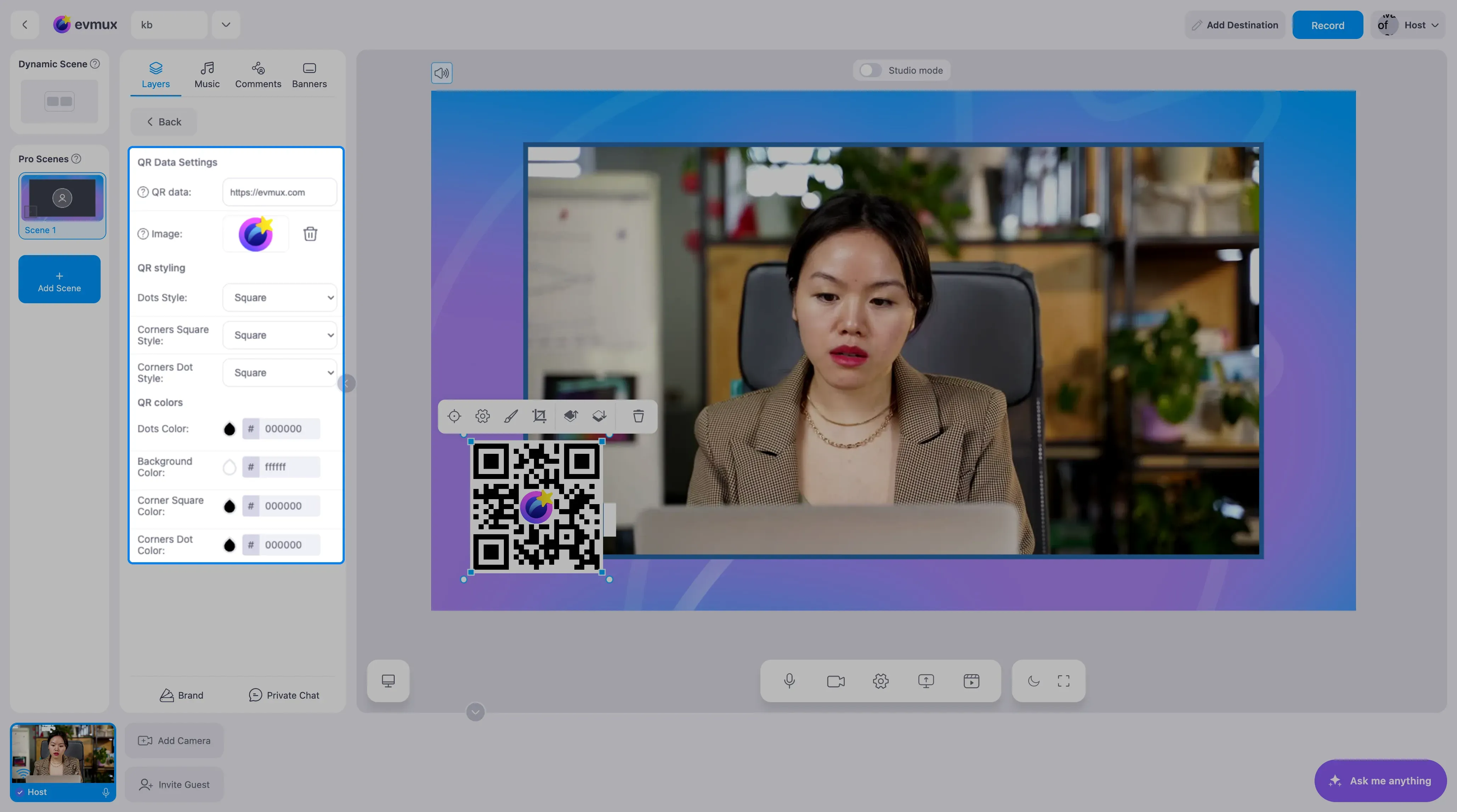 O widget QR code adicionado à cena, com o painel de configurações destacado: QR data, Image, estilos de pontos e cantos e as quatro cores