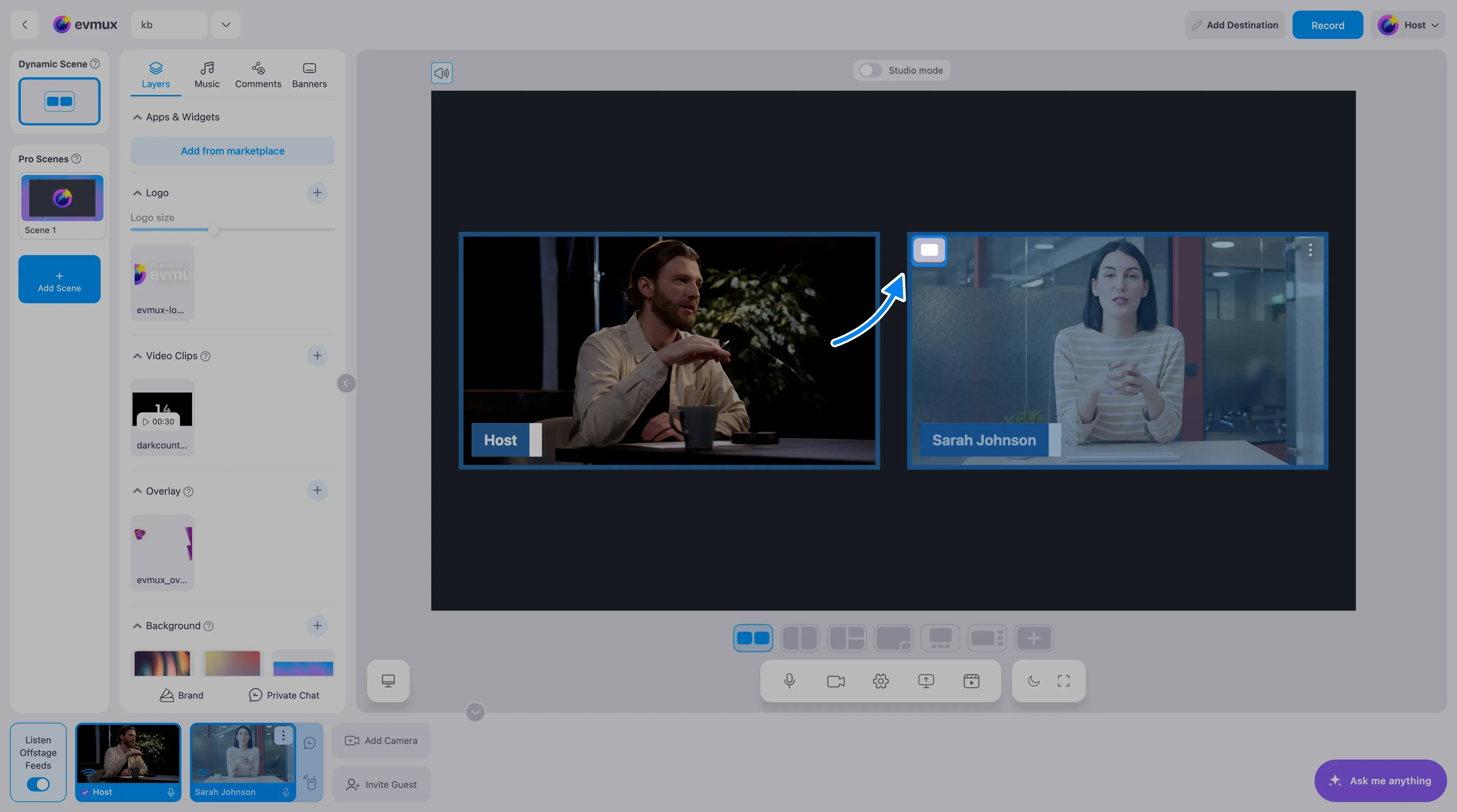 Dois participantes na Dynamic Scene, com o botão Spotlight destacado no canto superior esquerdo da camada do convidado sob o mouse